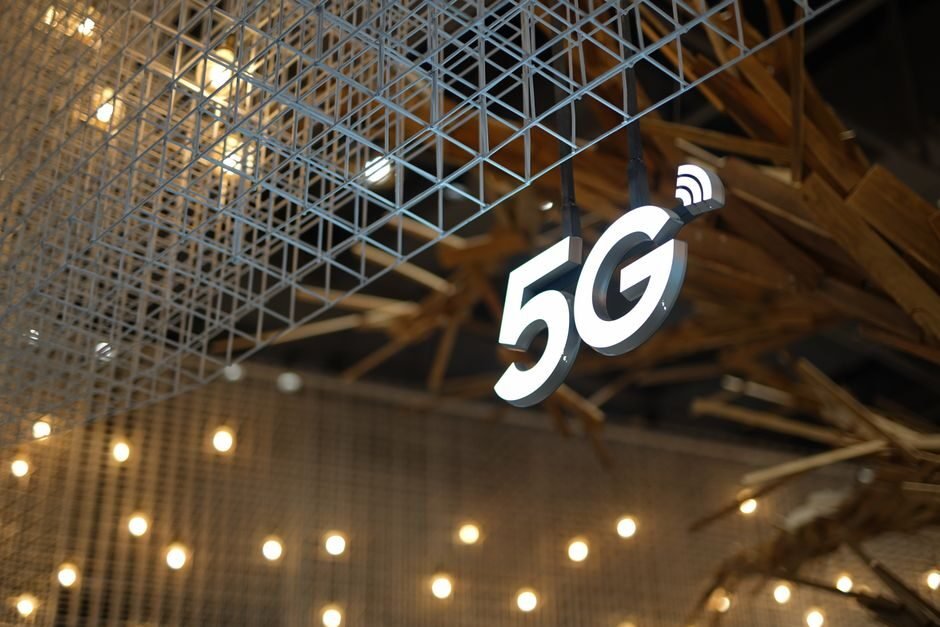 Smartphone displaying a 5G network indicator