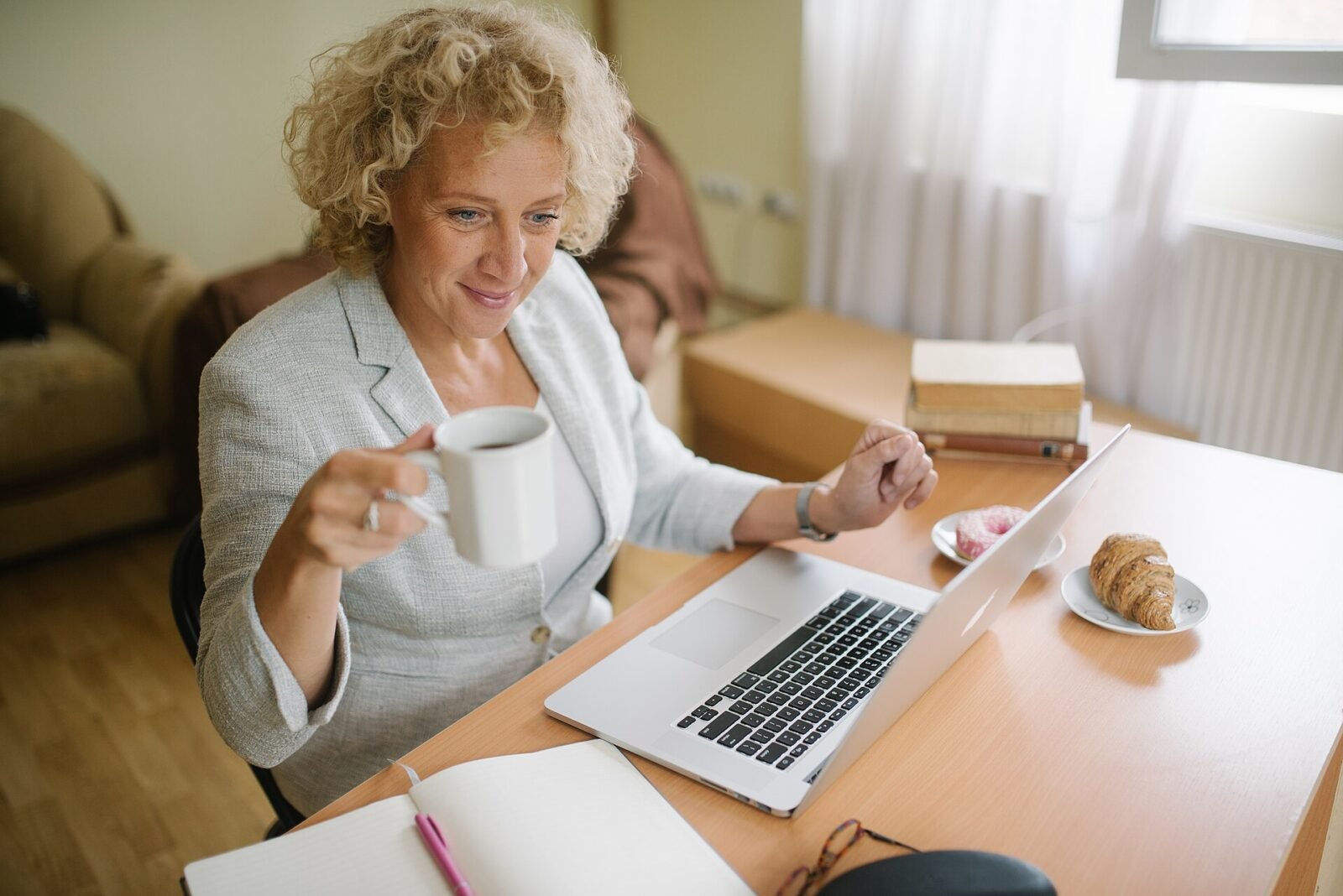 Person streaming video content and monitoring bandwidth usage