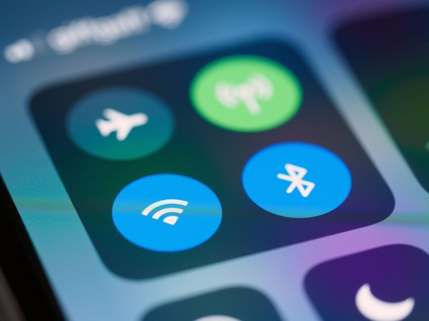 Autonomous vehicle sensors relying on low-latency 5G connectivity